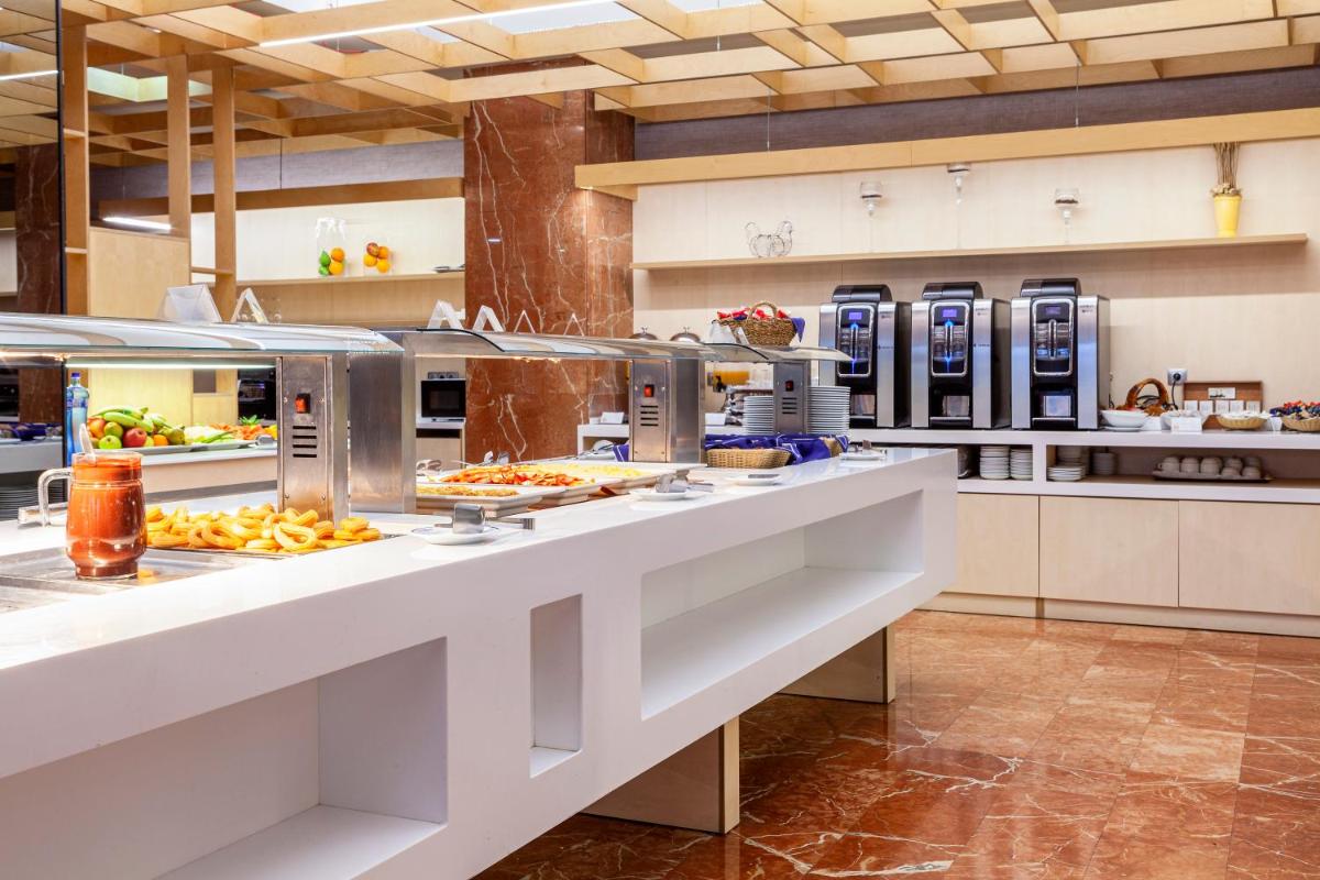 Una cocina o zona de cocina en Hotel Olympia Valencia