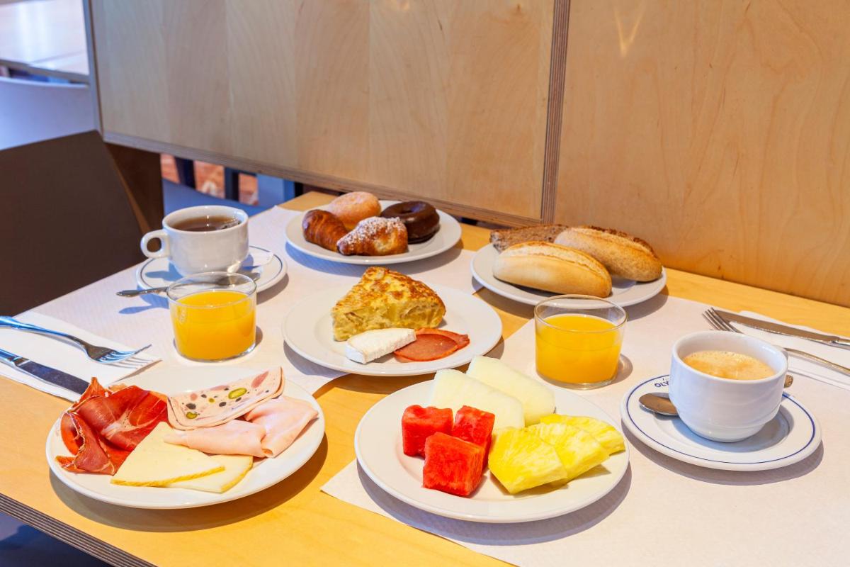 Comida en o cerca de este hotel