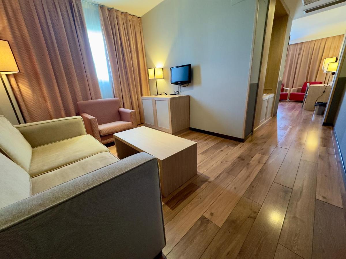 Una televisión o centro de entretenimiento en Hotel Isla de La Garena