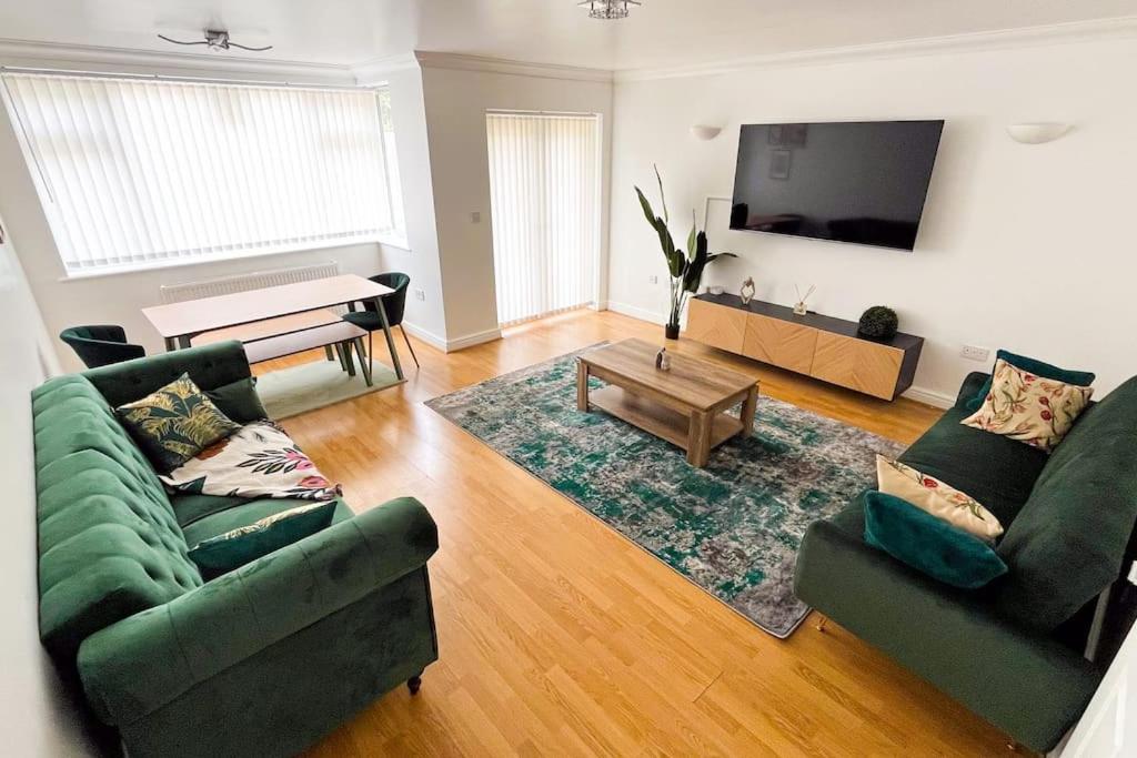 Luxury 4-Bed House in Dagenham, United Kingdom - Housity