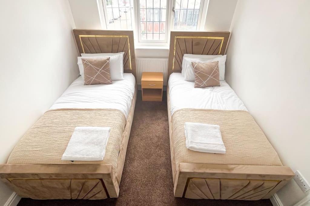 Luxury 4-Bed House in Dagenham, United Kingdom - Housity