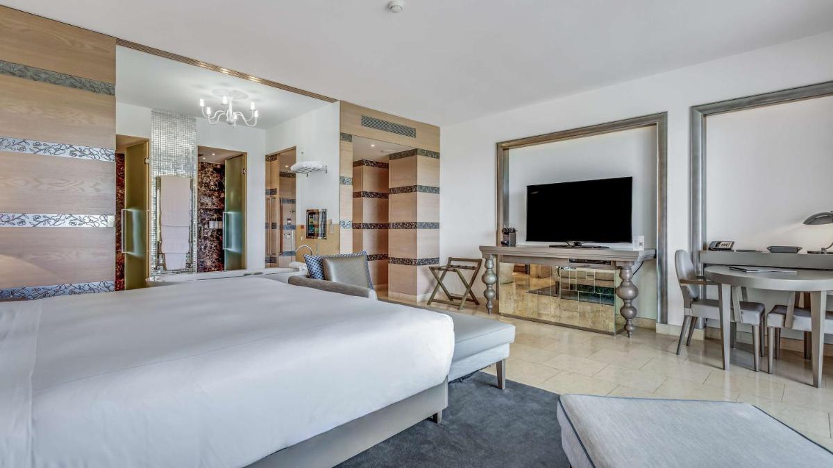 Uma cama ou camas num quarto em Conrad Algarve