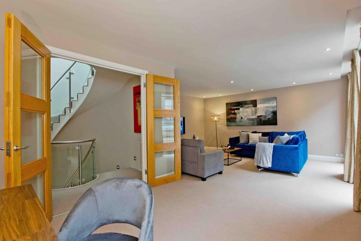 Stunning 3 bed Mews With Rooftop Terrace - Housity