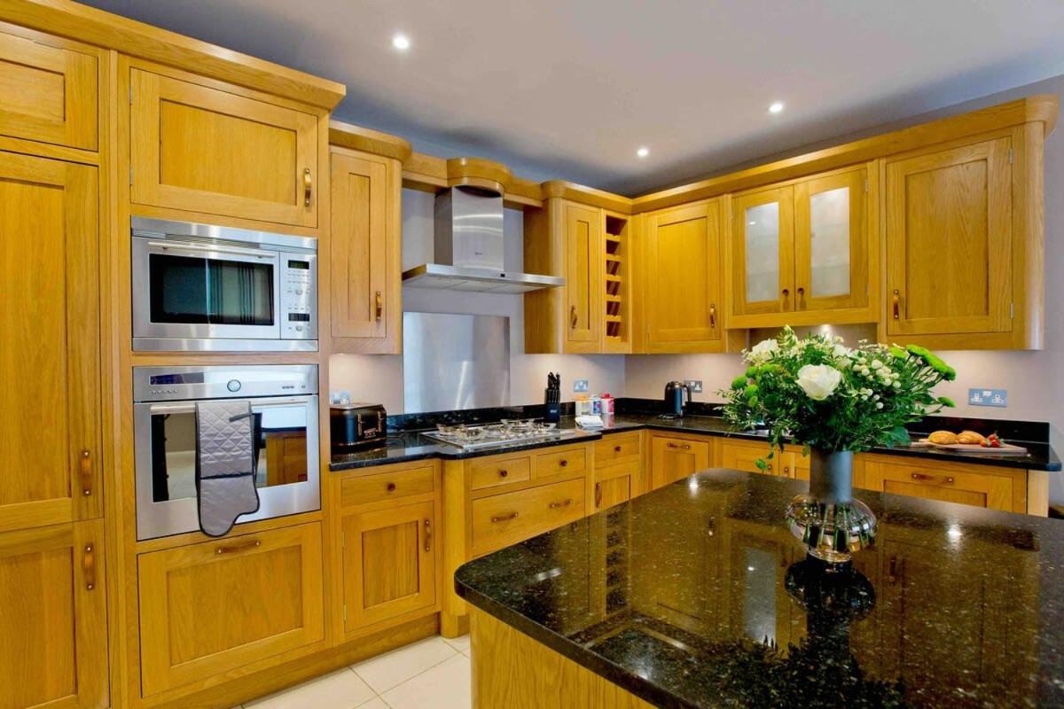Stunning 3 bed Mews With Rooftop Terrace - Housity