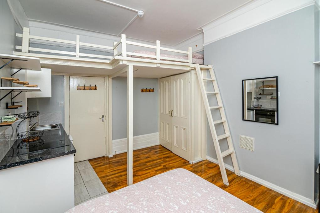Private Room in Quirky Soho - Hizvo