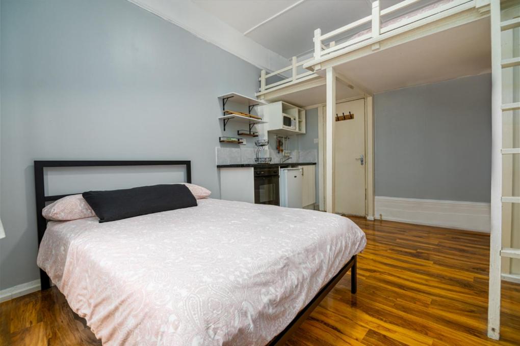 Private Room in Quirky Soho - Hizvo