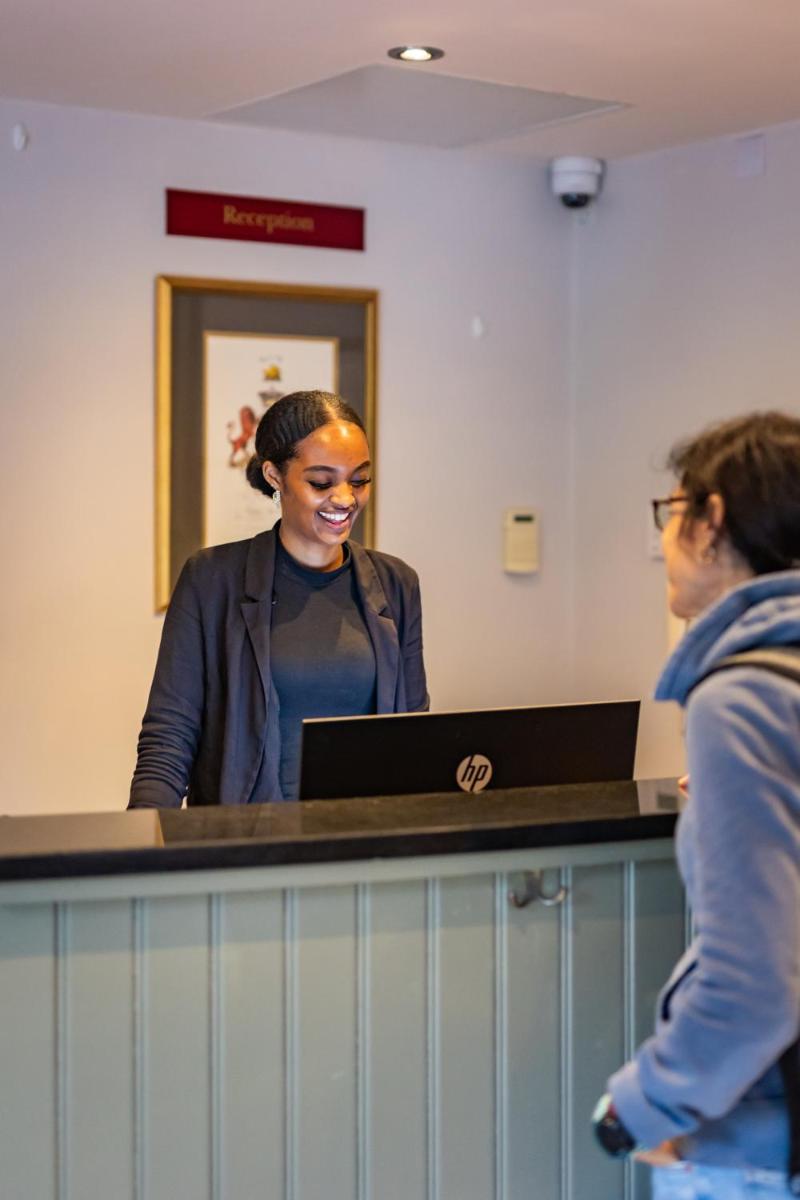 The Red Lion Hotel - Housity