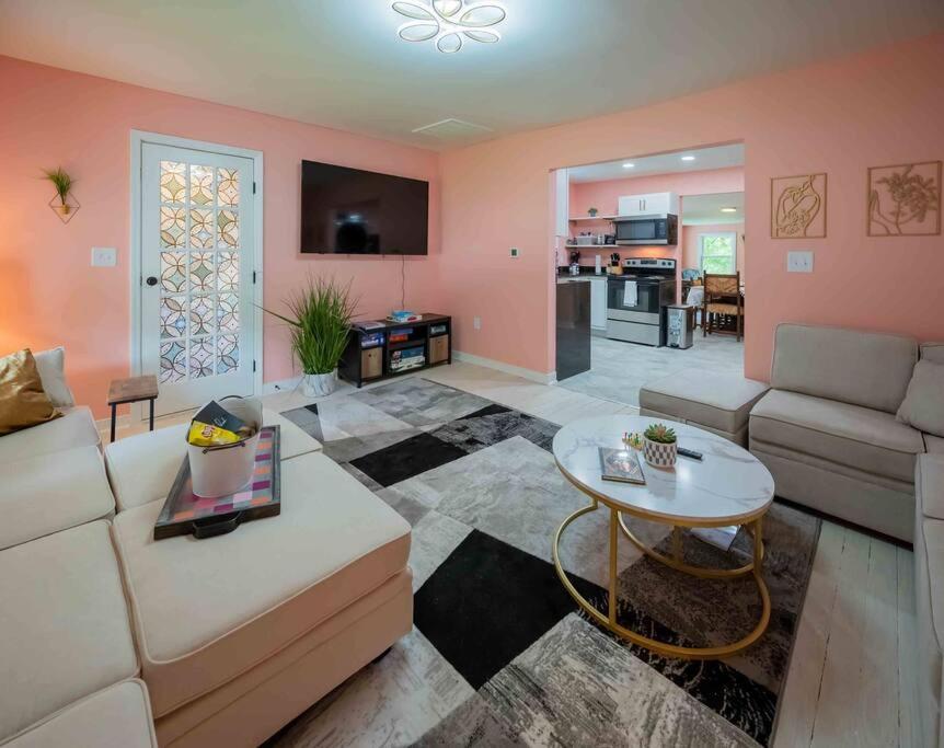 The Great Gatsby Pink Flamingo Lounge Retreat! - Housity