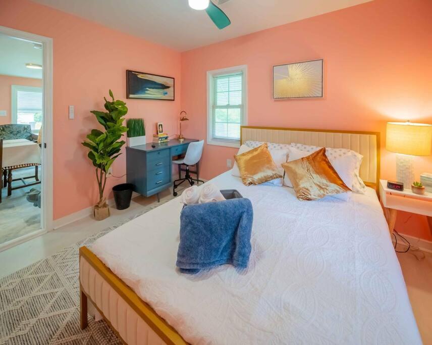 The Great Gatsby Pink Flamingo Lounge Retreat! - Housity