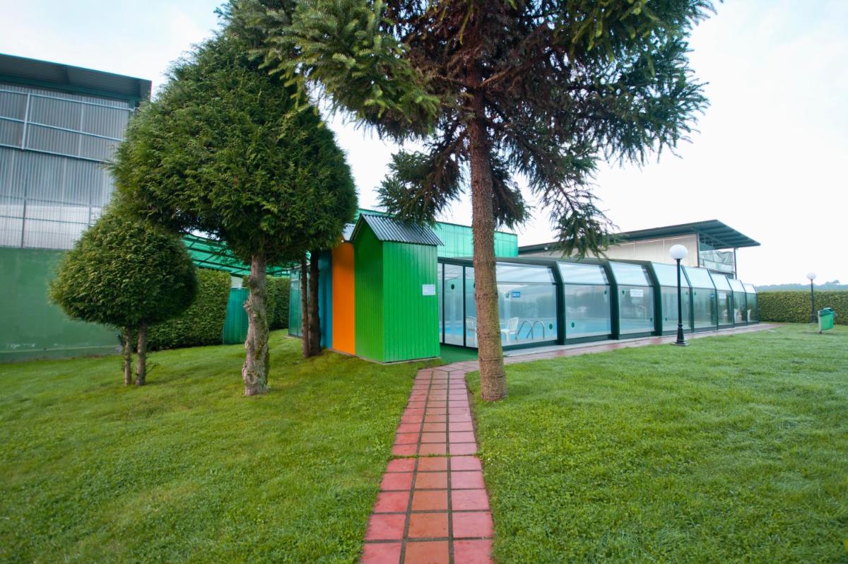 Jardín al aire libre en Hotel Auditorio Santiago & Spa