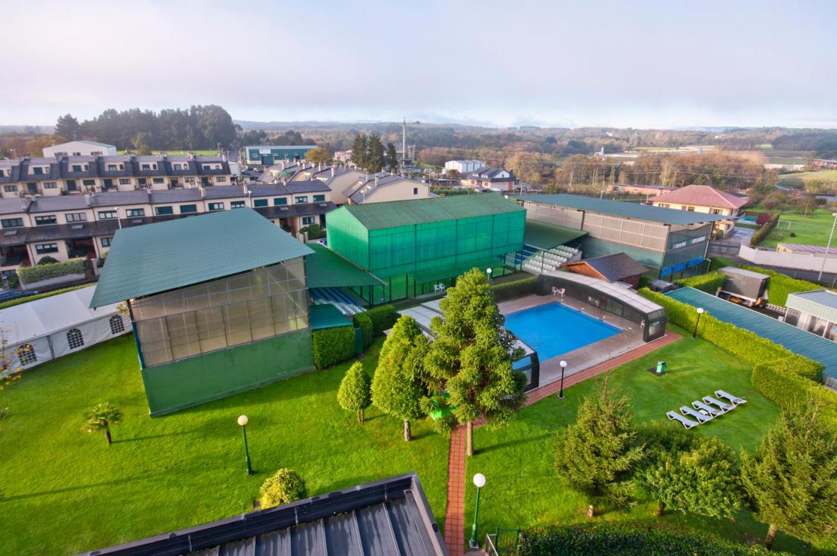 Una vista aérea de un edificio con piscina. en Hotel Auditorio Santiago & Spa, en Lugo
