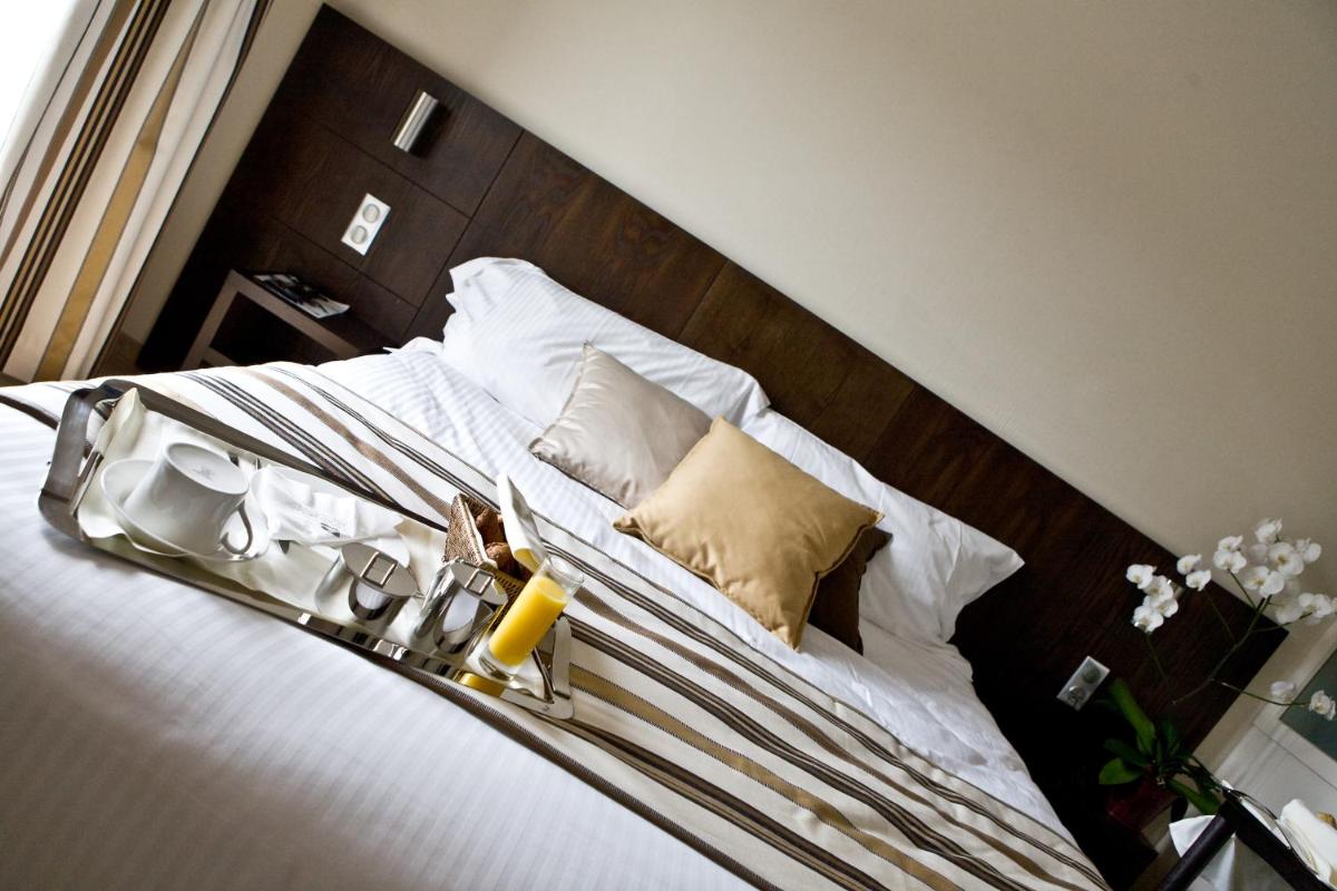 Un ou plusieurs lits dans un hébergement de l'établissement Best Western Plus Hotel des Francs
