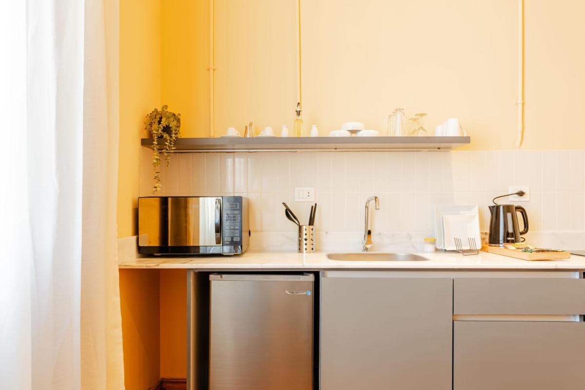 grey l studio apartments Downtown Alexandria Menasce House - Housity
