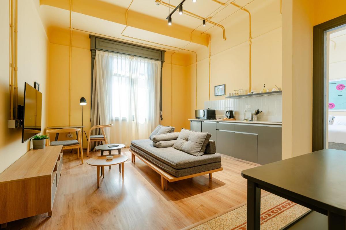 grey l studio apartments Downtown Alexandria Menasce House - Housity