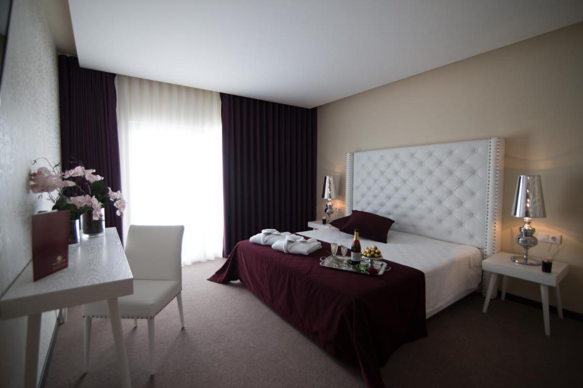 Uma cama ou camas num quarto em Hotel de Ilhavo Plaza & Spa