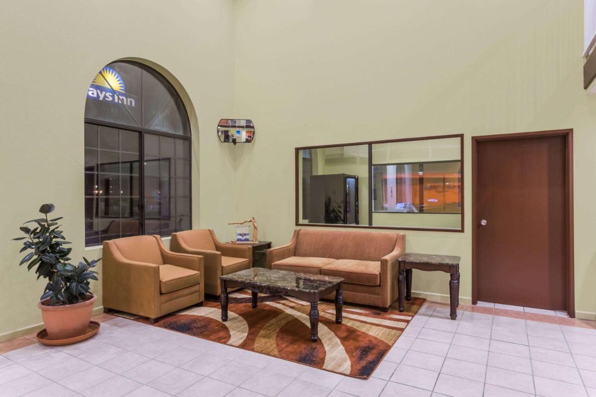 Days Inn by Wyndham Holbrook - Housity