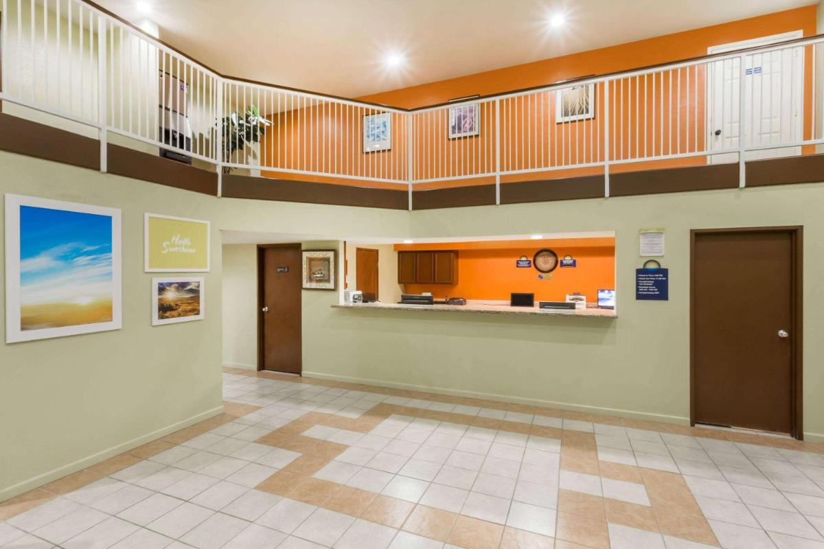Days Inn by Wyndham Holbrook - Housity