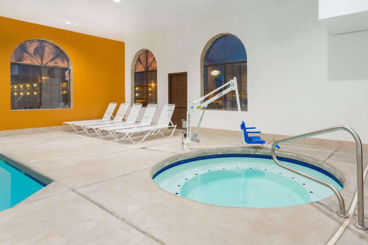 Days Inn by Wyndham Holbrook - Housity