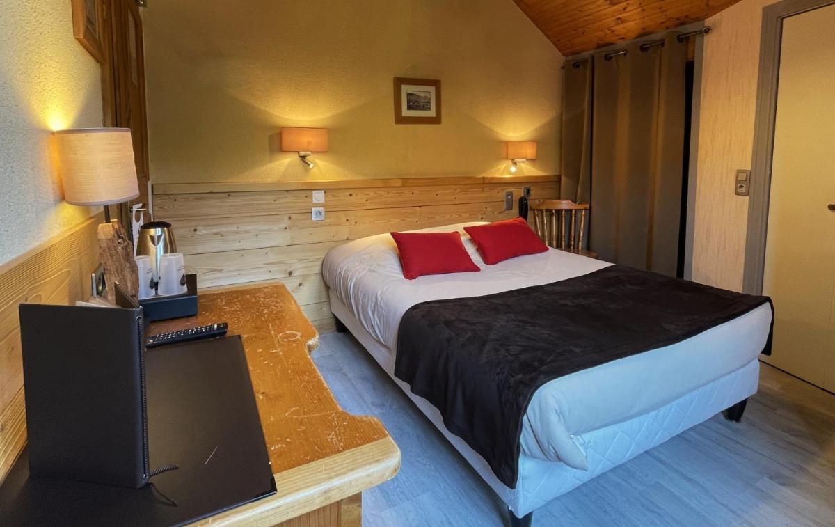 Un ou plusieurs lits dans un hébergement de l'établissement Logis Hotel & Spa Beau-Site