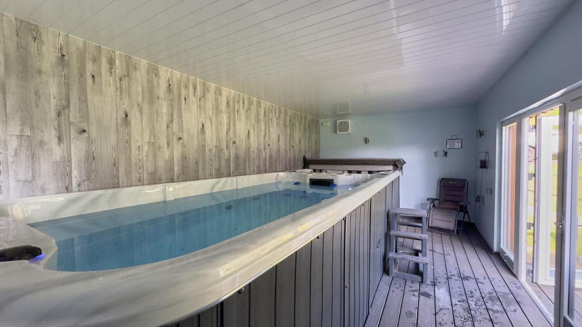 Wester Curr Cottage with private indoor swim pool and hot tub - Housity