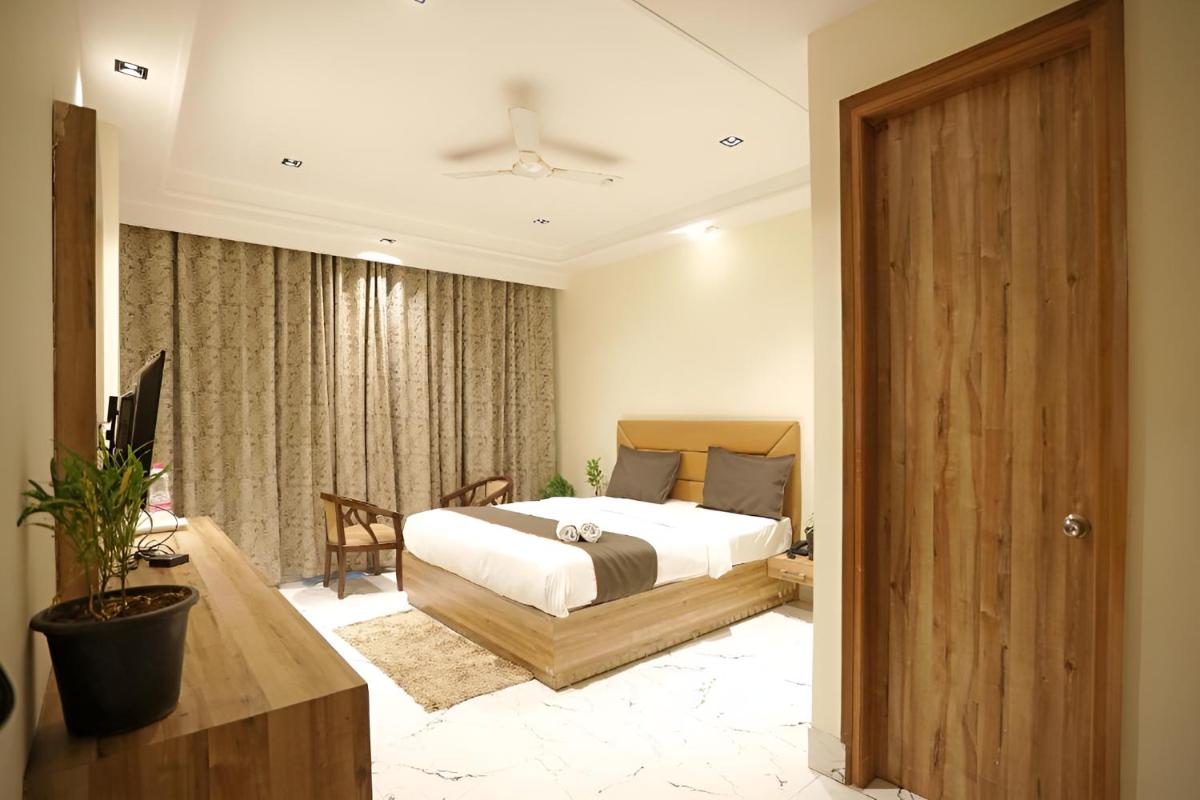 Hotel GOOD LUCK HOUSE For Family and International Guests Near Delhi Airport - Housity