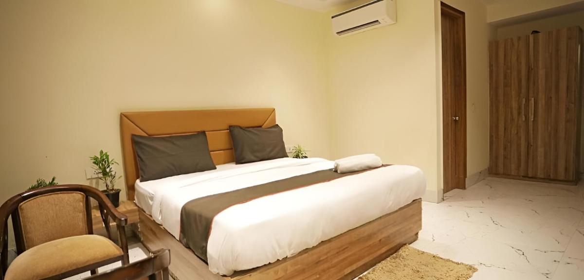 Hotel GOOD LUCK HOUSE For Family and International Guests Near Delhi Airport - Housity