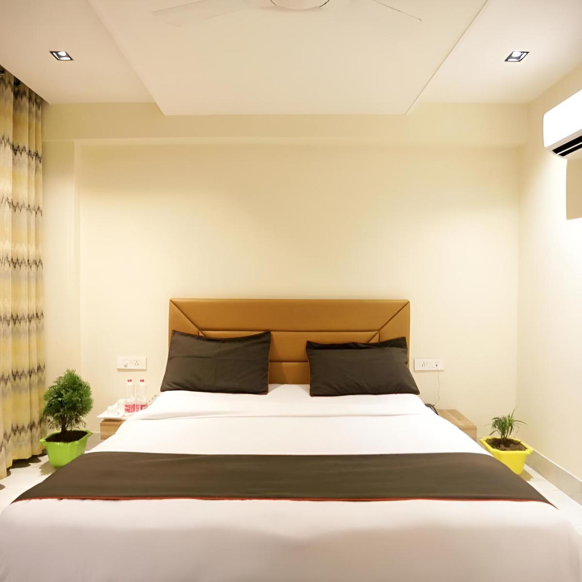 Hotel GOOD LUCK HOUSE For Family and International Guests Near Delhi Airport - Housity