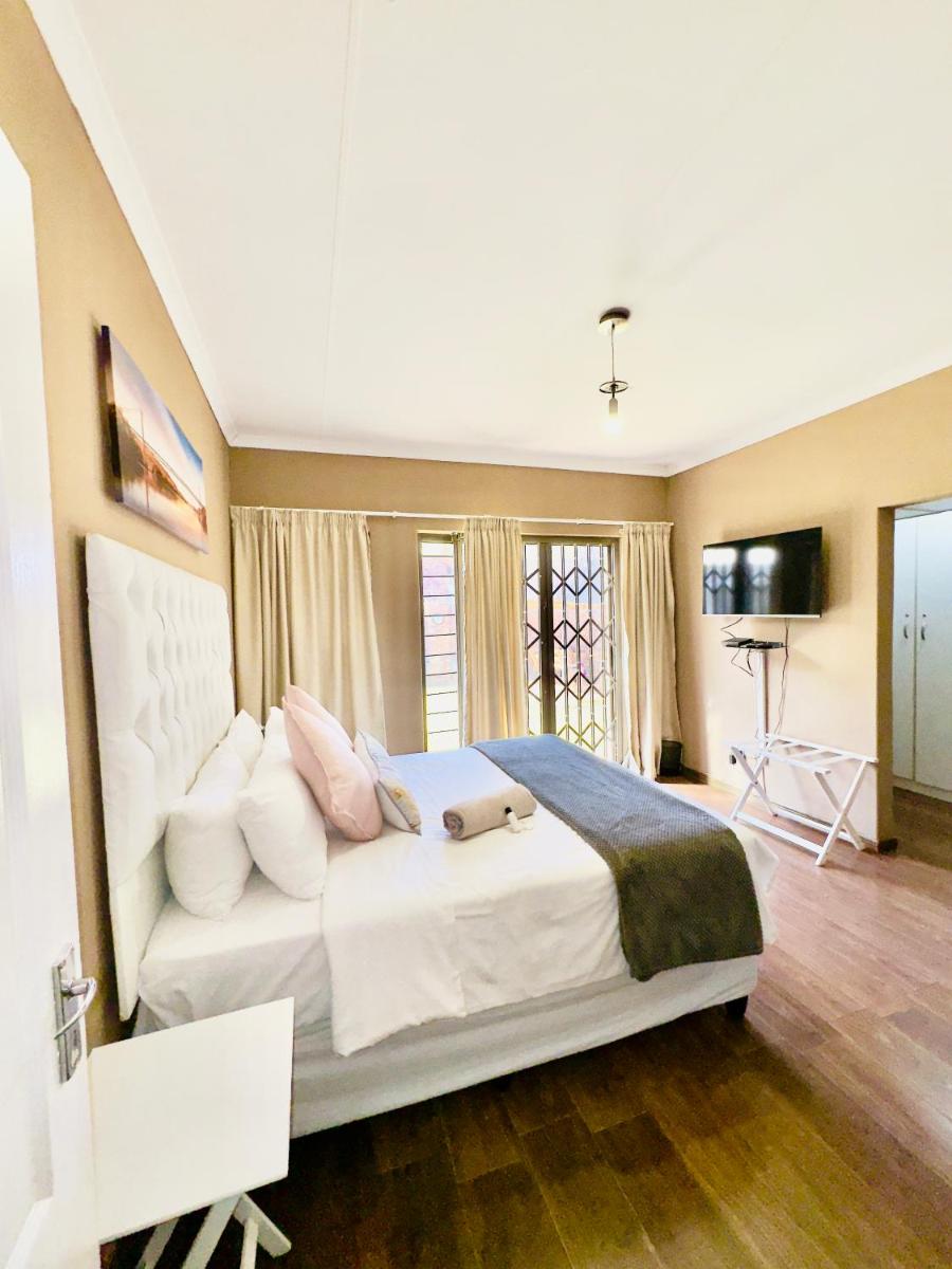 Townhouse on 6526 Boiketlo Street, Golfview - Housity