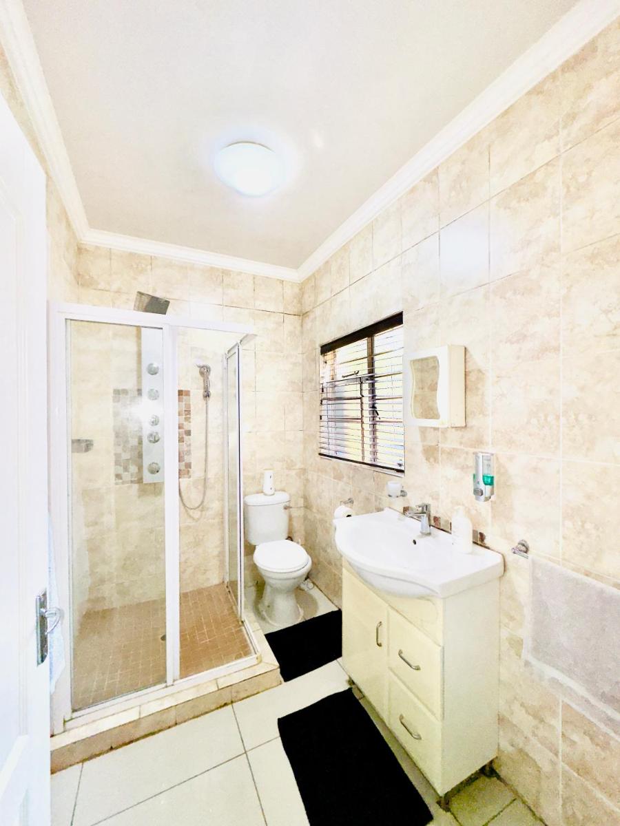 Townhouse on 6526 Boiketlo Street, Golfview - Housity