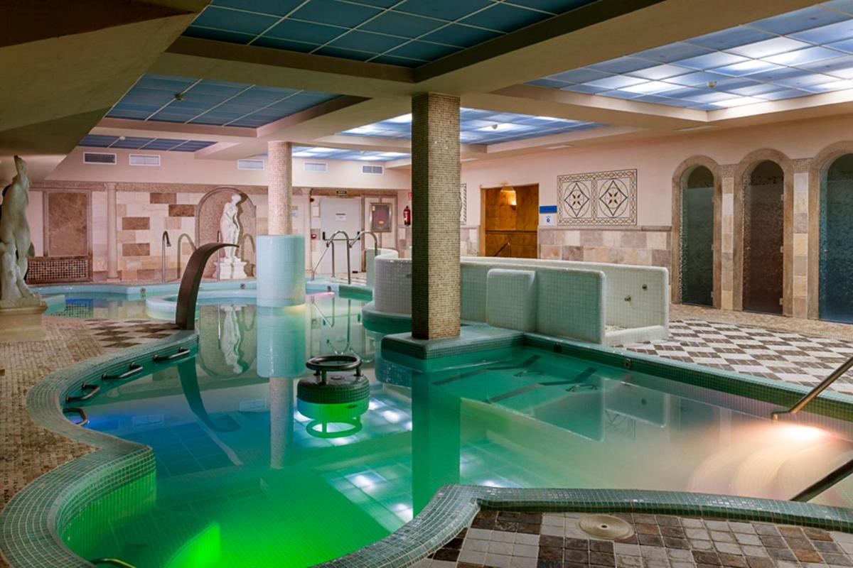 una piscina en una habitación de hotel con bañera de hidromasaje en Hotel Comendador, en Carranque