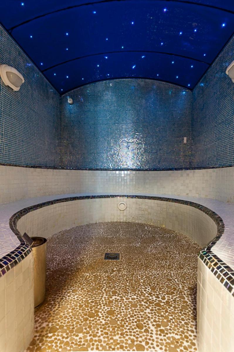 Habitación grande y vacía con techo azul en Hotel Comendador, en Carranque
