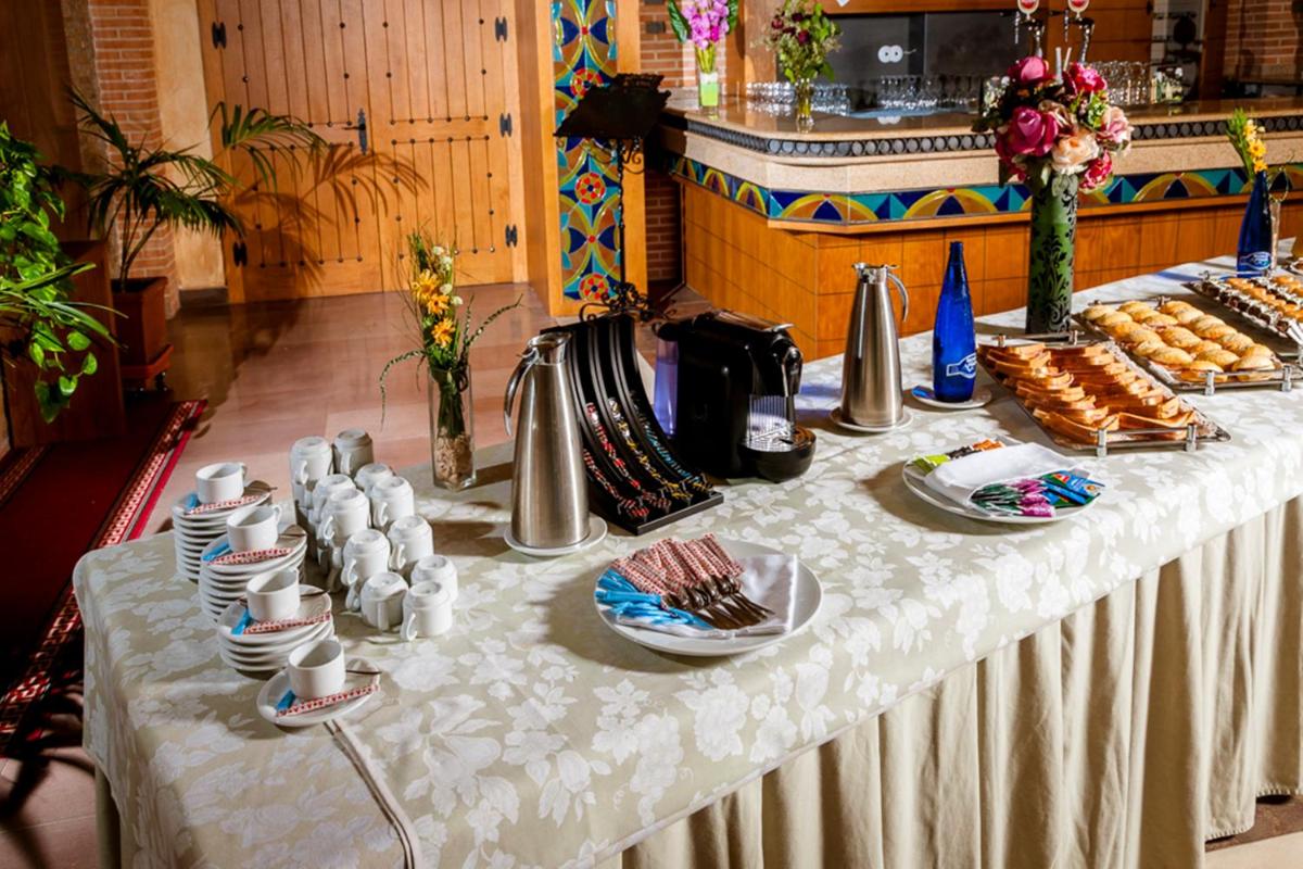 Comida en o cerca de este hotel