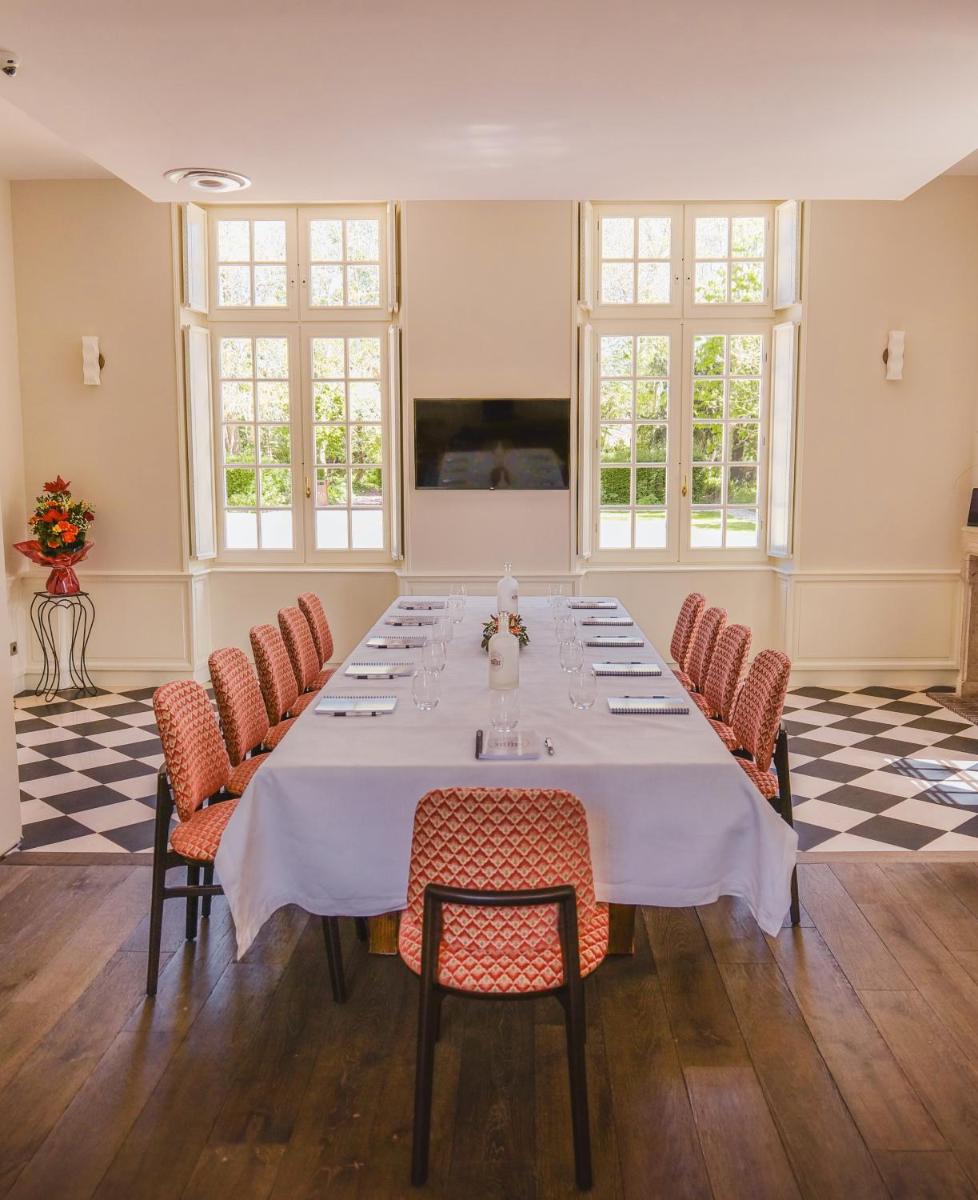 Télévision ou salle de divertissement dans l'établissement Domaine de Coeurmandie - Hôtel Château