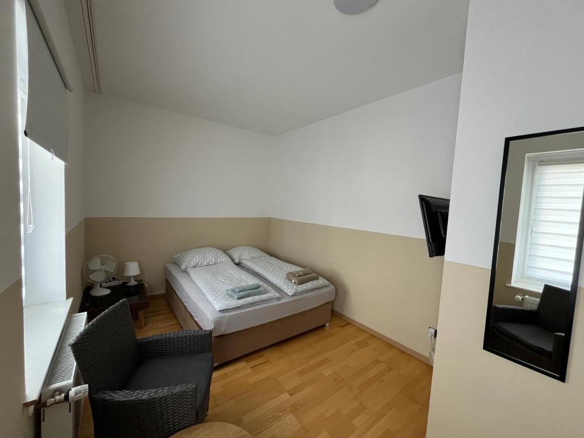 Eigenes Zimmer mit Bad-Pension - Housity
