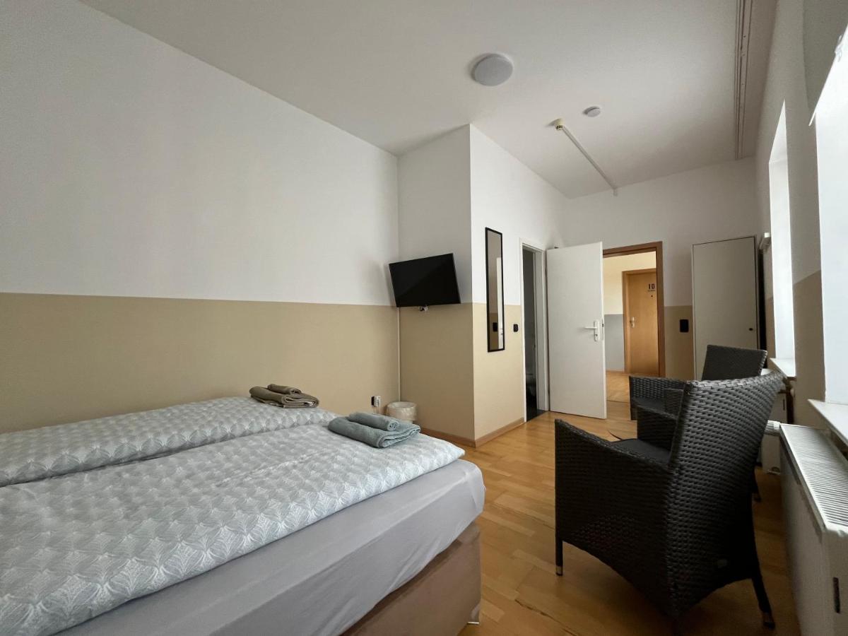 Eigenes Zimmer mit Bad-Pension - Housity