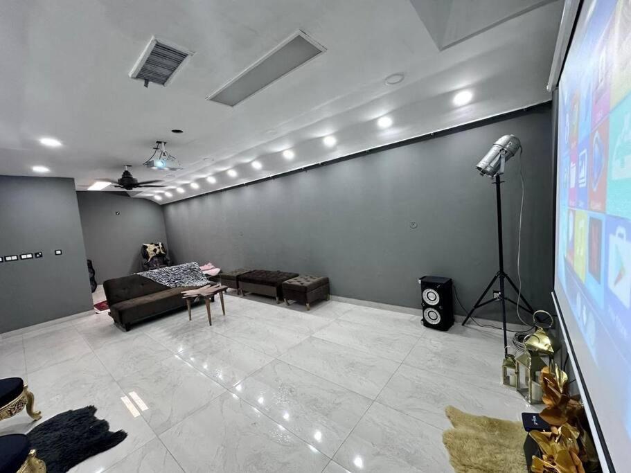 Furnished Modern Heaven Near Airport - Housity