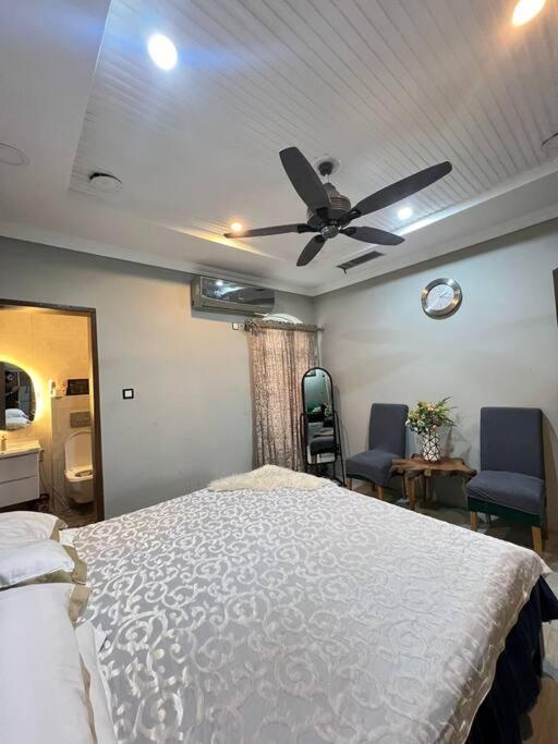 Furnished Modern Heaven Near Airport - Housity