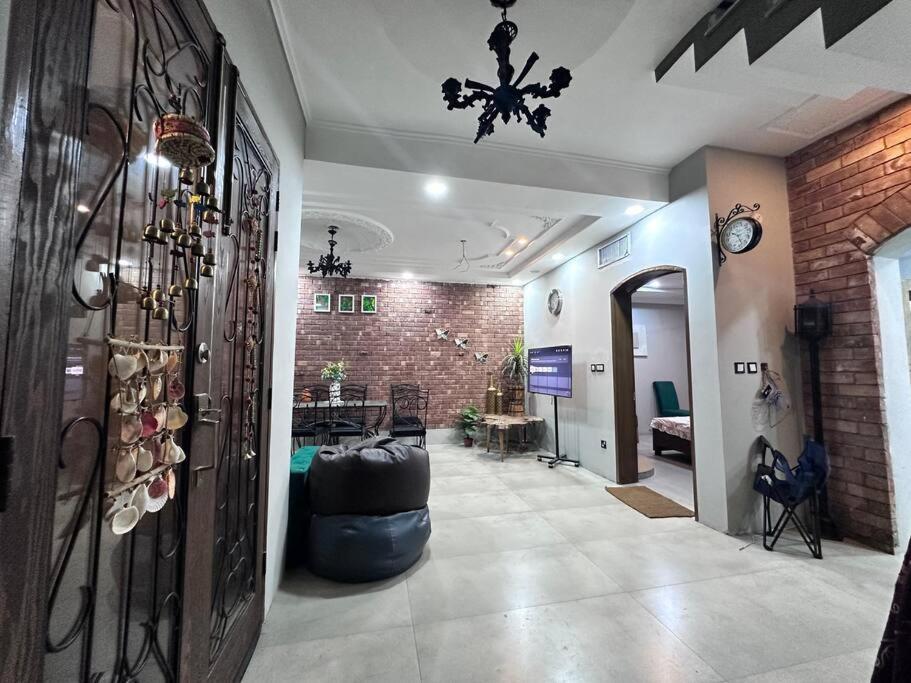 Furnished Modern Heaven Near Airport - Housity