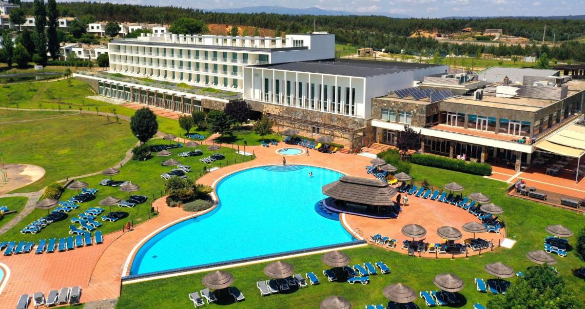 uma vista aérea de um resort com uma grande piscina em Montebelo Aguieira Lake Resort & Spa em Mortágua