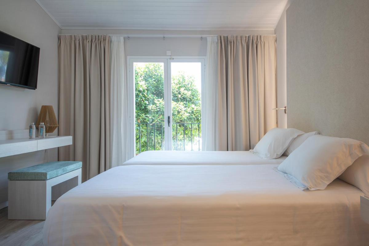 Cama o camas de una habitación en Blau Colònia Sant Jordi