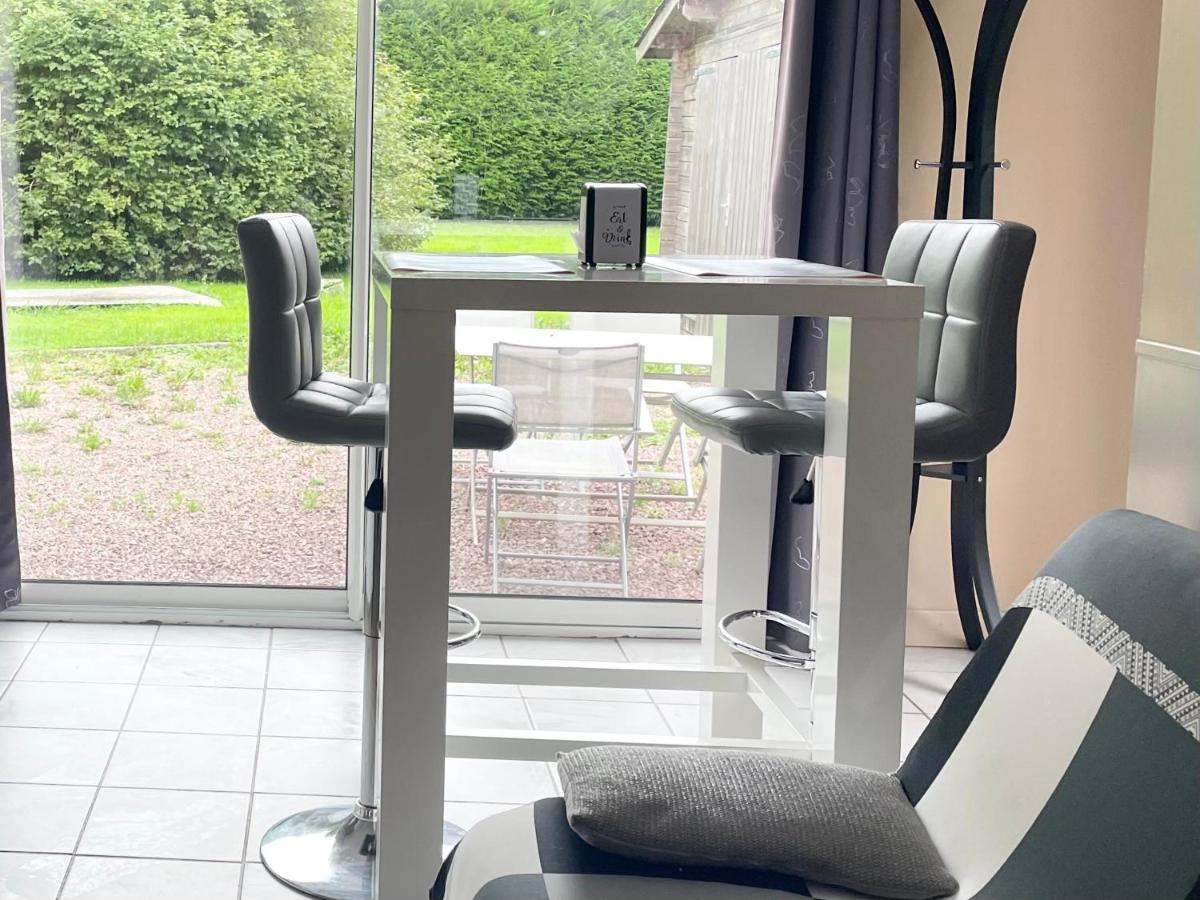 Normandie Cosy Apt rdc indépendant bien équipé dans maison confortable terrasse grand jardin clos sans vis à vis parking privatif entre Caen et Bayeux, proche plages du débarquement - Housity