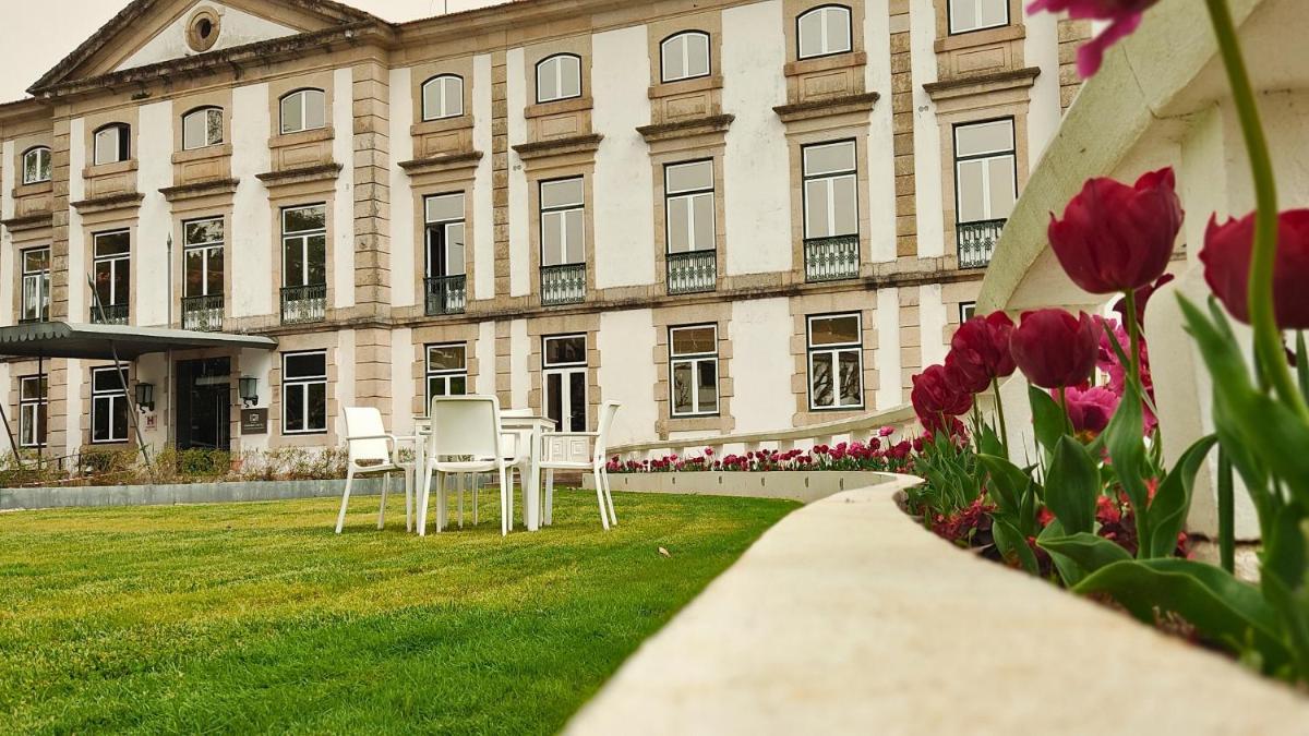 Um jardim no exterior de Grande Hotel das Caldas da Felgueira