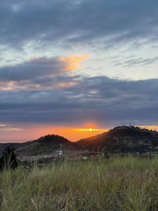 Cozy home in Rizal with stunning lake view & near overlooking cafes - Housity