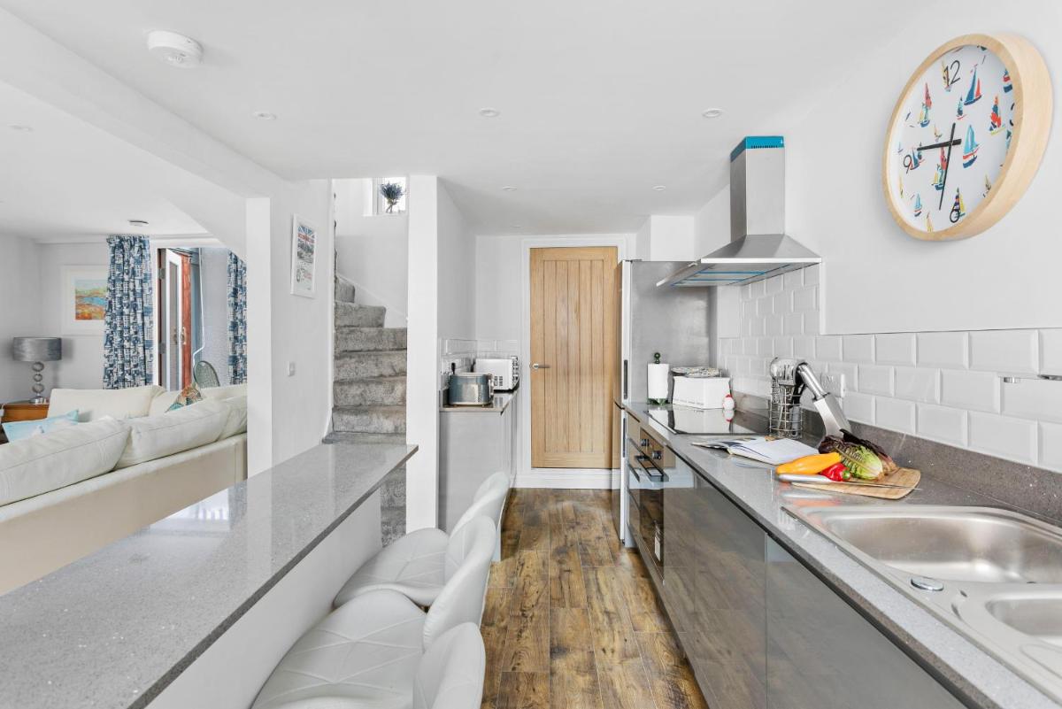 Quay Cottage - On back beach of Teignmouth - Housity