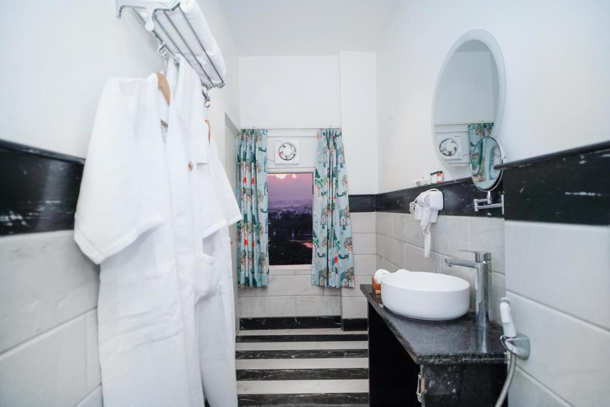 Grandrosse Boutique - Pichola Lake Facing Hotel - Housity