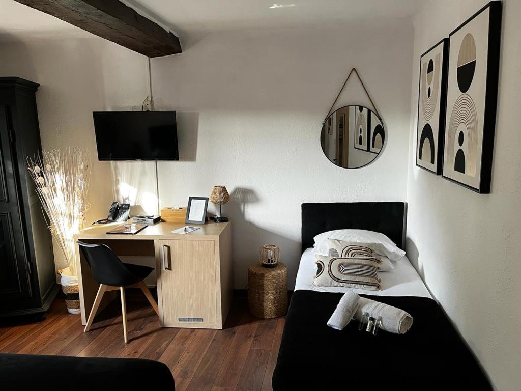 une chambre avec un lit et un bureau avec un ordinateur dans l'établissement Le Château d'Argens, aux Arcs-sur-Argens