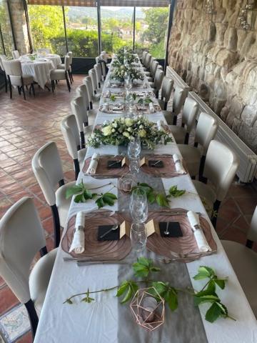 une rangée de tables avec des fleurs et des vases dessus dans l'établissement Le Château d'Argens, aux Arcs-sur-Argens