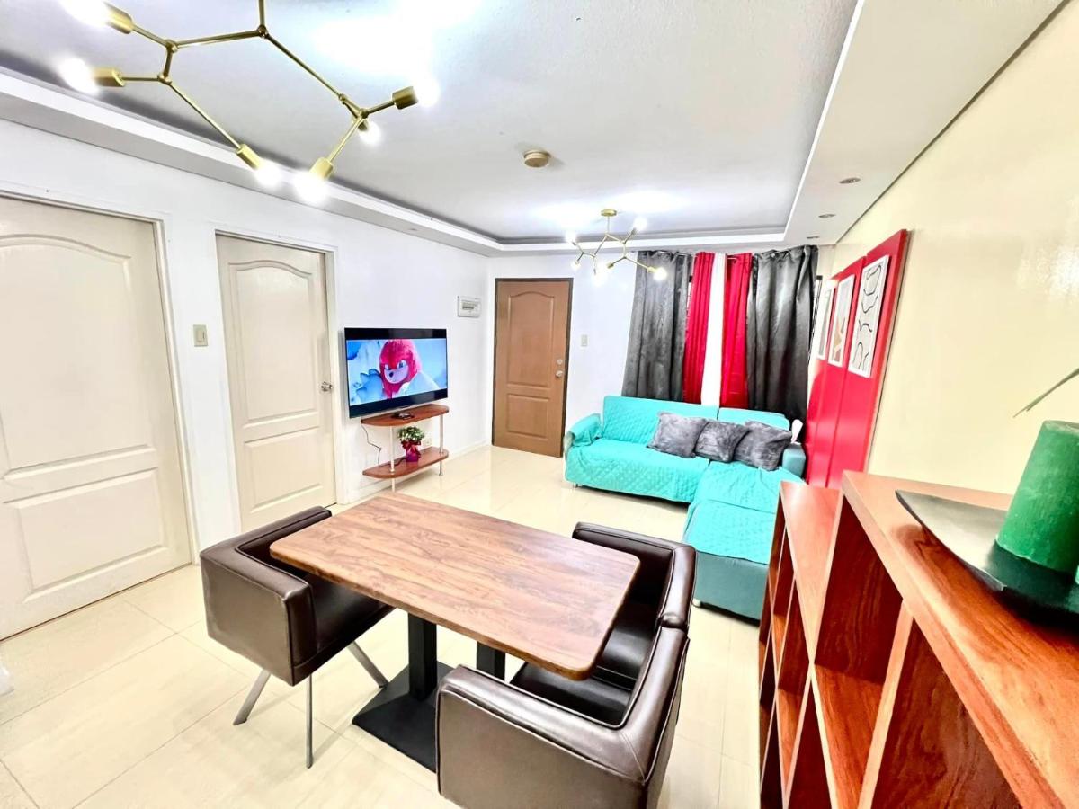 Suitetrails - One Oasis Condo 2 Bedroom Free Pool & Wifi Beside SM City Mall