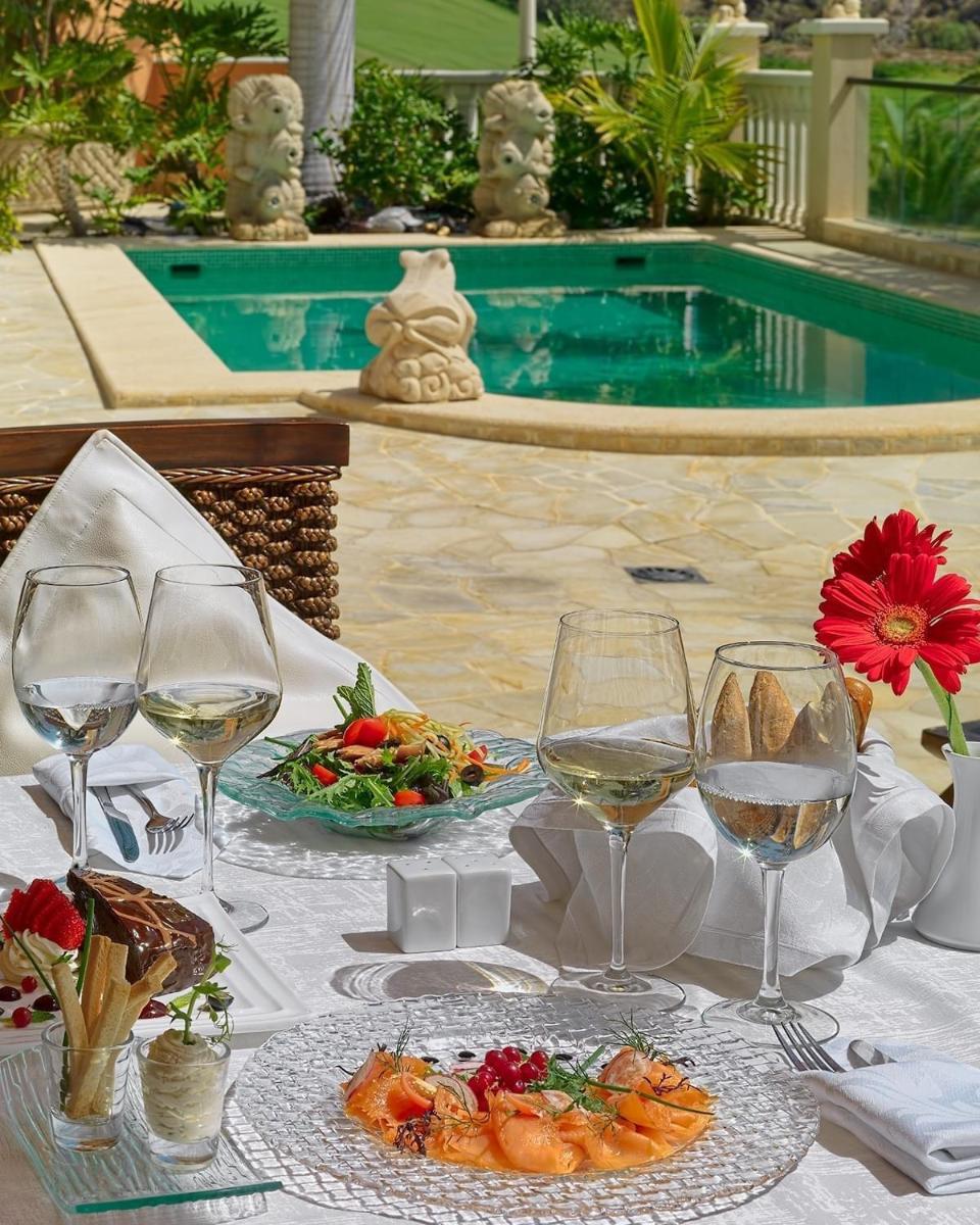 Comida en o cerca de este hotel