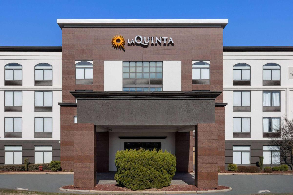 La Quinta Inn & Suites by Wyndham Mooresville - Housity